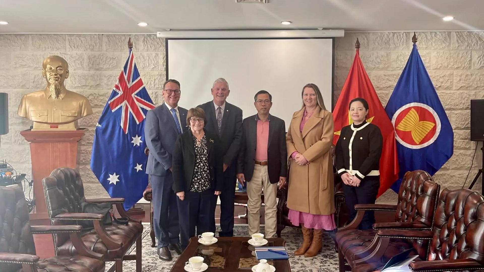 Ambassador Pham Hung Tam receives Mayor of Cockburn, Australia