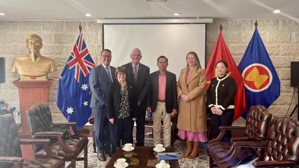 Ambassador Pham Hung Tam receives Mayor of Cockburn, Australia