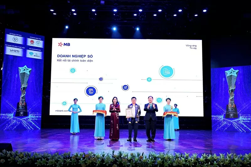 Phó Chủ tịch Quốc hội Nguyễn Thị Thanh và Chủ tịch Liên hiệp các Hội Khoa học và Kỹ thuật Việt Nam Phan Xuân Dũng trao biểu trưng vinh danh Ngân hàng TMCP Quân đội (MB) đạt Top doanh nghiệp khoa học, công nghệ, đổi mới sáng tạo và chuyển đổi số Phó Chủ tịch Quốc hội Nguyễn Thị Thanh và Chủ tịch Liên hiệp các Hội Khoa học và Kỹ thuật Việt Nam Phan Xuân Dũng trao biểu trưng vinh danh Ngân hàng TMCP Quân đội (MB) đạt Top doanh nghiệp khoa học, công nghệ, đổi mới sáng tạo và chuyển đổi số