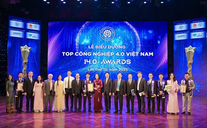 Phó tịch Quốc hội Nguyễn Thị Thanh và Chủ tịch Liên hiệp các Hội Khoa học và Kỹ thuật Việt Nam Phan Xuân Dũng chụp ảnh lưu niệm cùng Ban tổ chức Phó tịch Quốc hội Nguyễn Thị Thanh và Chủ tịch Liên hiệp các Hội Khoa học và Kỹ thuật Việt Nam Phan Xuân Dũng chụp ảnh lưu niệm cùng Ban tổ chức