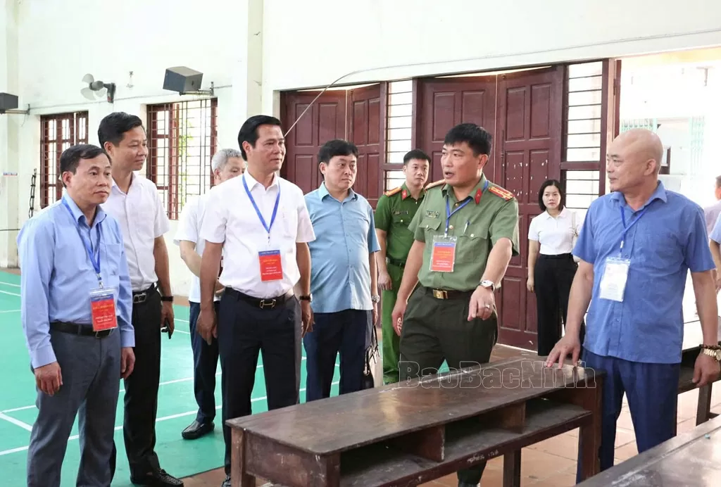 Kiểm tra khu vực để đồ của thí sinh tại điểm thi THPT Lý Thái Tổ.