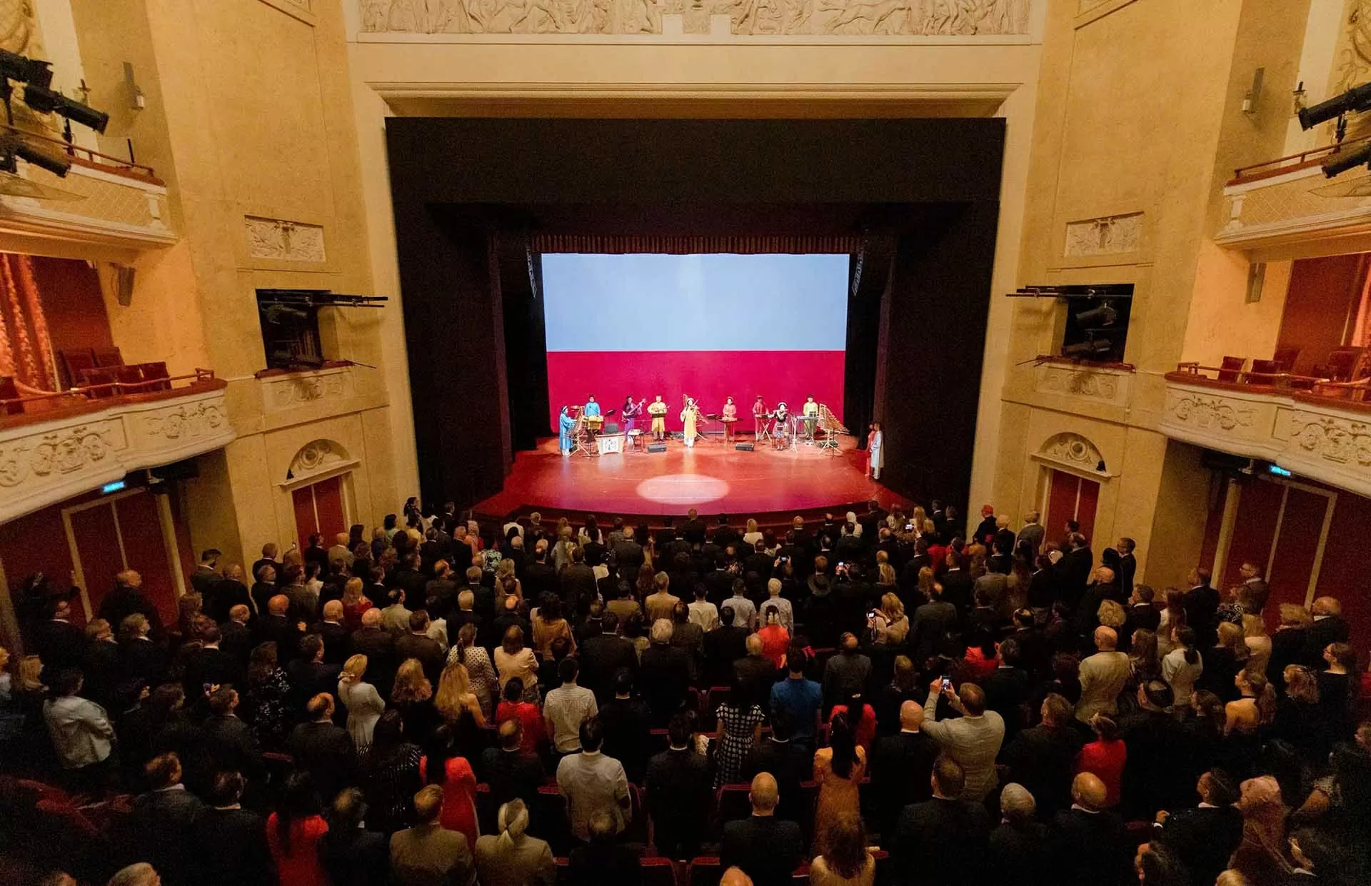 Đông đảo khách mời đến dự buổi biểu diễn. Đông đảo khách mời đến dự buổi biểu diễn.