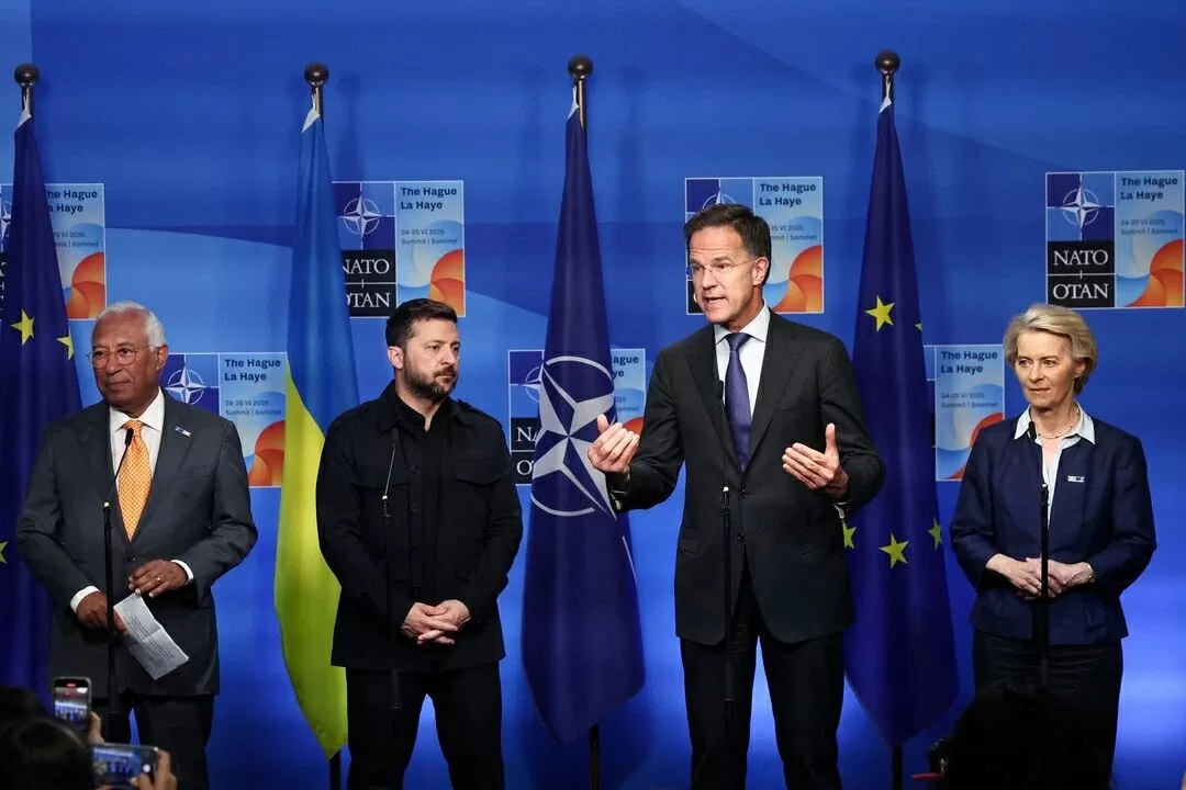Tổng thư ký NATO Mark Rutte phát biểu bên cạnh Tổng thống Ukraine Volodymyr Zelenskiy, Chủ tịch Ủy ban châu Âu Ursula von der Leyen và Chủ tịch Hội đồng châu Âu Antonio Costa vào ngày đầu tiên của hội nghị thượng đỉnh NATO tại The Hague, Hà Lan, ngày 24 tháng 6 năm 2025. REUTERS/Yves Herman Mua quyền cấp phép Tổng thư ký NATO Mark Rutte phát biểu bên cạnh Tổng thống Ukraine Volodymyr Zelenskiy, Chủ tịch Ủy ban châu Âu Ursula von der Leyen và Chủ tịch Hội đồng châu Âu Antonio Costa vào ngày đầu tiên của hội nghị thượng đỉnh NATO tại The Hague, Hà Lan, ngày 24 t