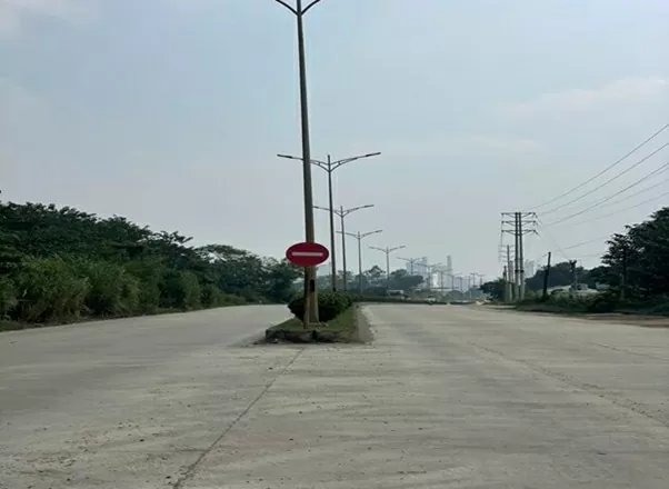 Hình ảnh tuyến đường giao thông trong Khu công nghiệp. Hình ảnh tuyến đường giao thông trong Khu công nghiệp.