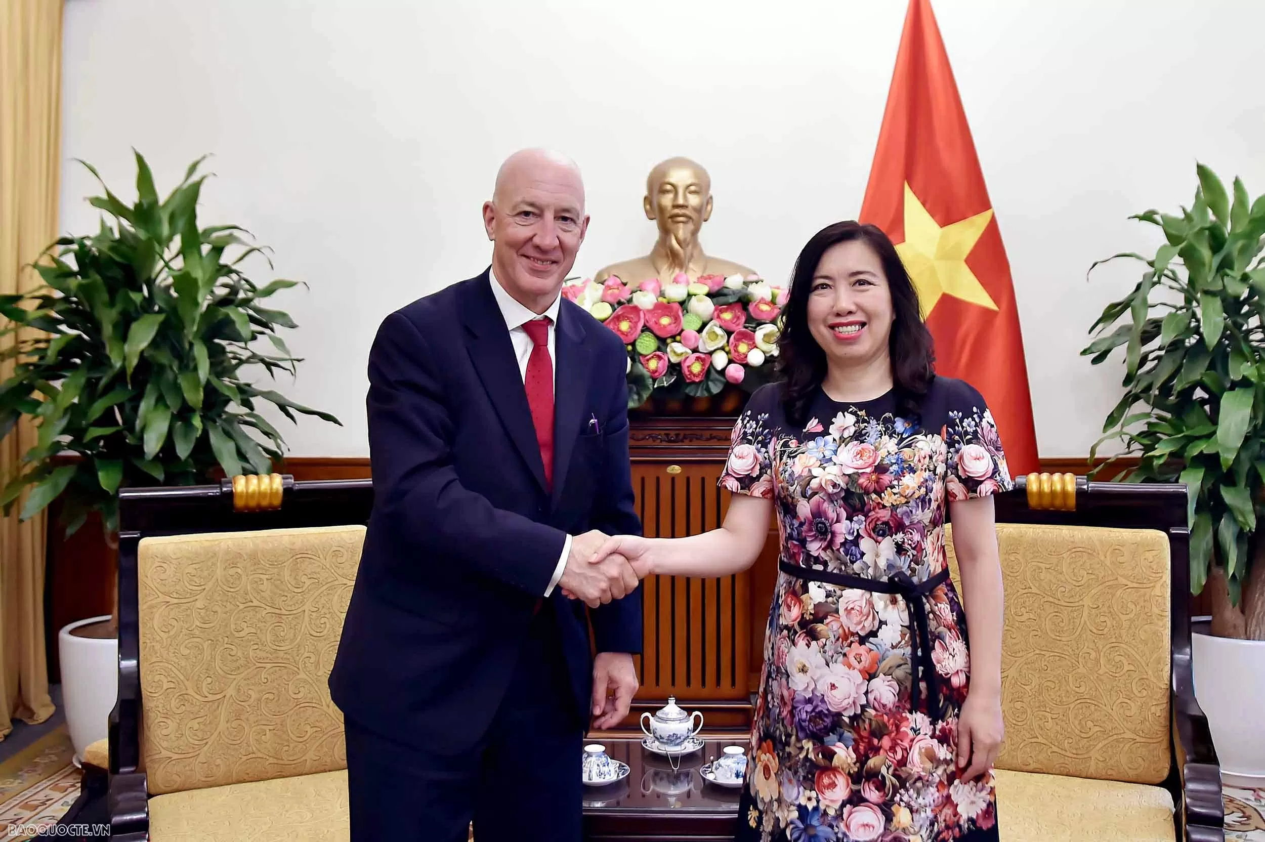 Thứ trưởng Ngoại giao Lê Thị Thu Hằng tiếp Chủ tịch Mạng lưới hữu nghị Việt Nam - Anh