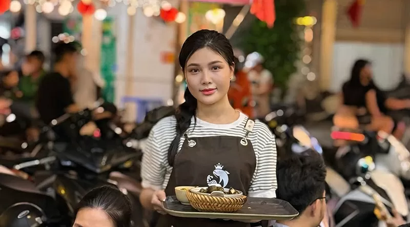 Từ một nhân viên phục vụ quán ăn, Bùi Thị Thu trở thành một trong những gương mặt nổi bật trên nền tảng TikTok Live. Từ một nhân viên phục vụ quán ăn, Bùi Thị Thu trở thành một trong những gương mặt nổi bật trên nền tảng TikTok Live.