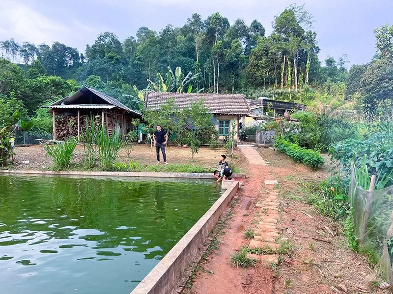 Căn nhà nhỏ xập xệ của gia đình cô ở Yên Bái. Căn nhà nhỏ xập xệ của gia đình cô ở Yên Bái.