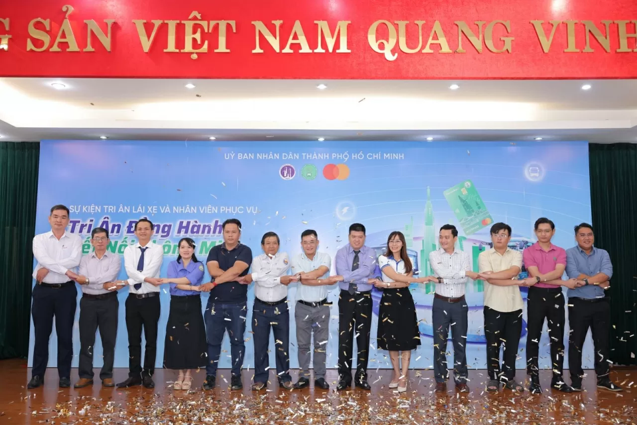TP. Hồ Chí Minh vinh danh lực lượng xe buýt thúc đẩy chuyển đổi số ngành giao thông