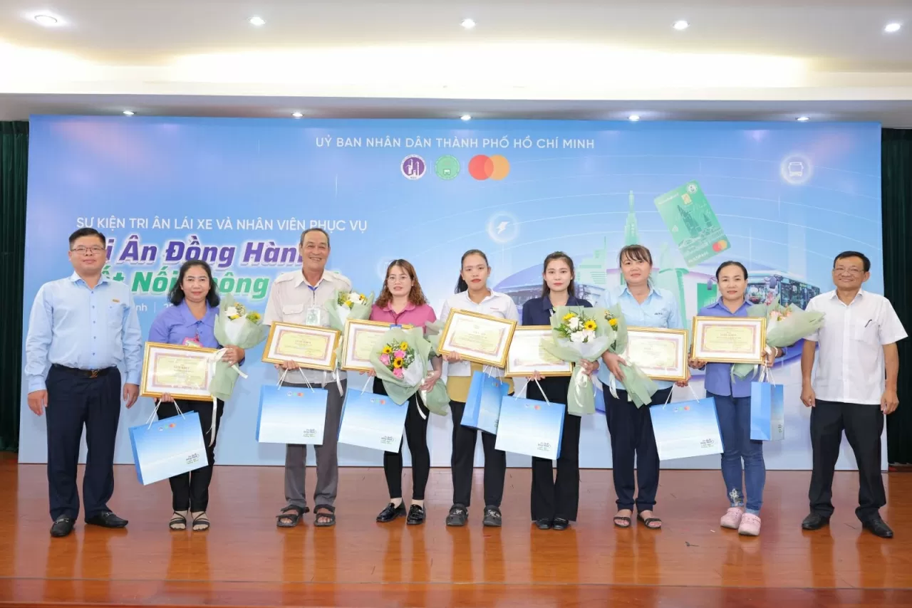 TP. Hồ Chí Minh vinh danh lực lượng xe buýt thúc đẩy chuyển đổi số ngành giao thông