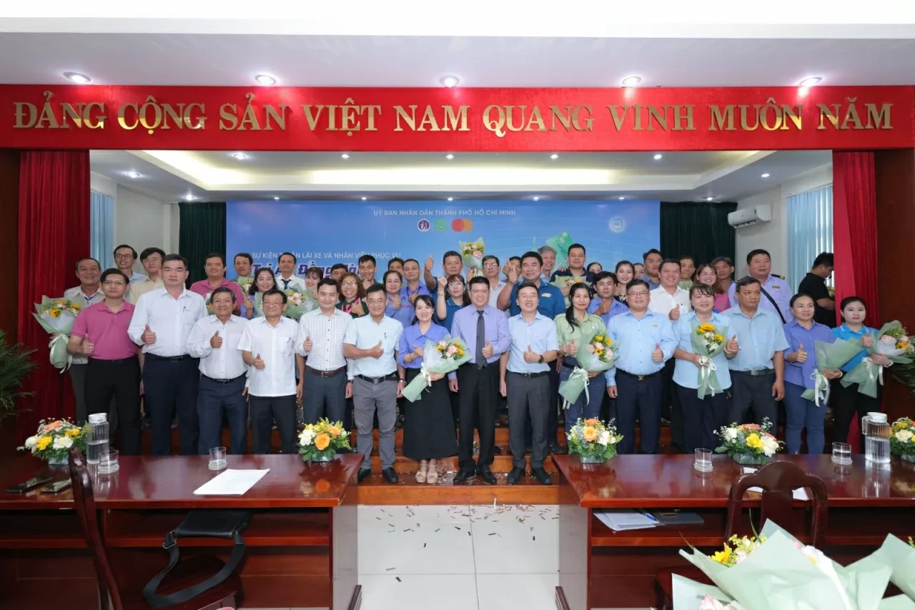 TP. Hồ Chí Minh vinh danh lực lượng xe buýt thúc đẩy chuyển đổi số ngành giao thông