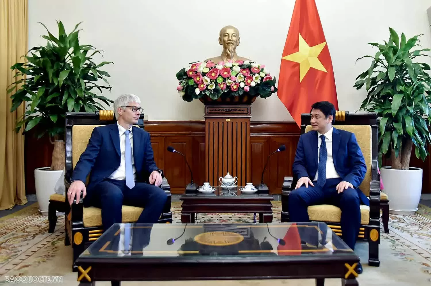 Deputy Foreign Minister Le Anh Tuan receives Director of the Department of Legal Affairs, Russian Ministry of Foreign Affairs