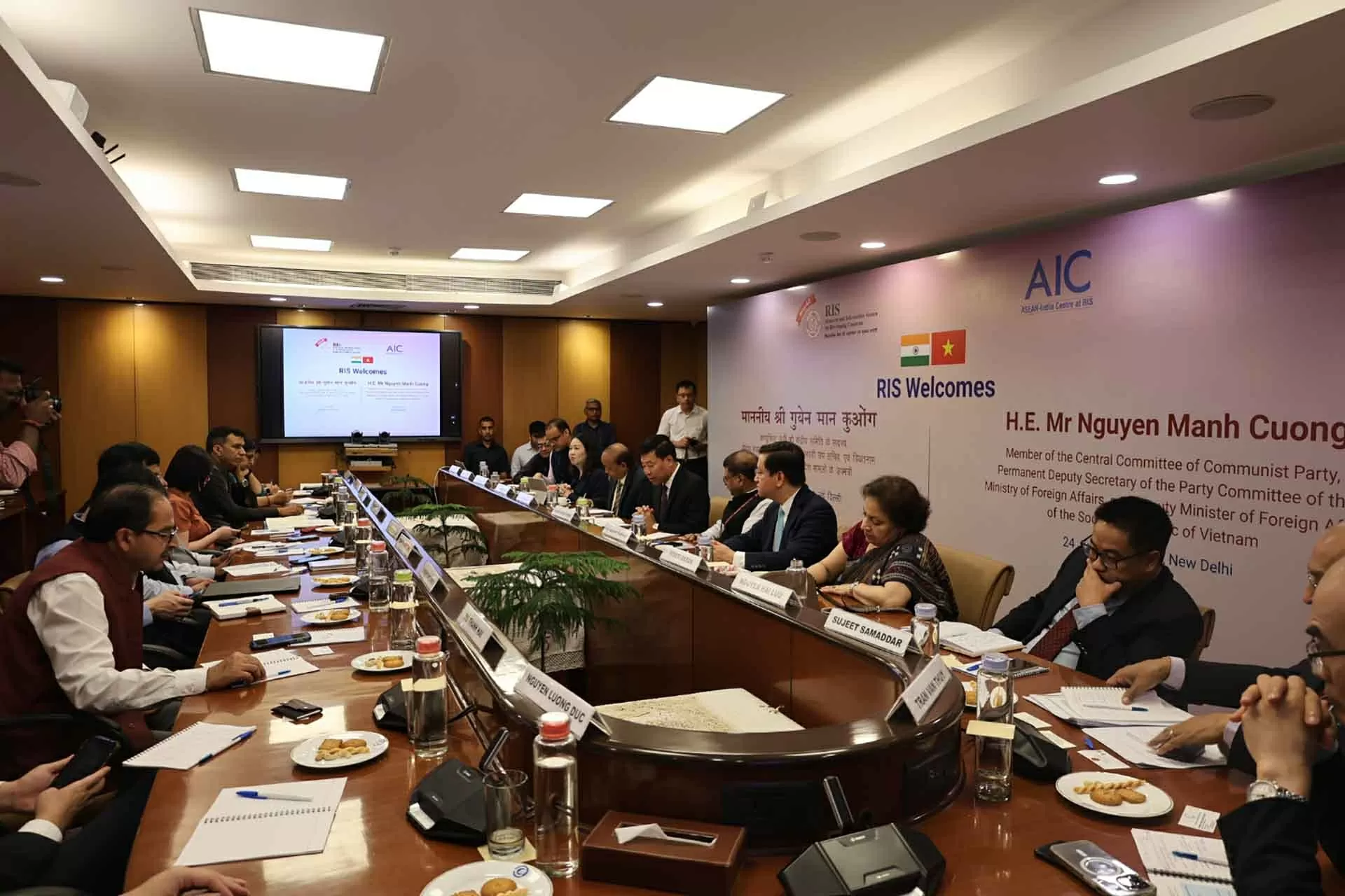 Vietnam, India diplomats hold political consultation, strategic dialogue