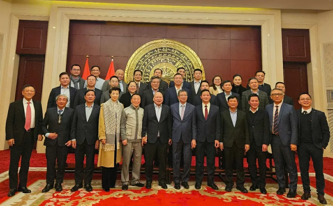Chủ tịch UBND tỉnh Vương Quốc Tuấn (hàng đầu, thứ 5 từ phải qua) chụp ảnh lưu niệm với các đại biểu tại Đại sứ quán Việt Nam tại Trung Quốc, tháng 2/2025.