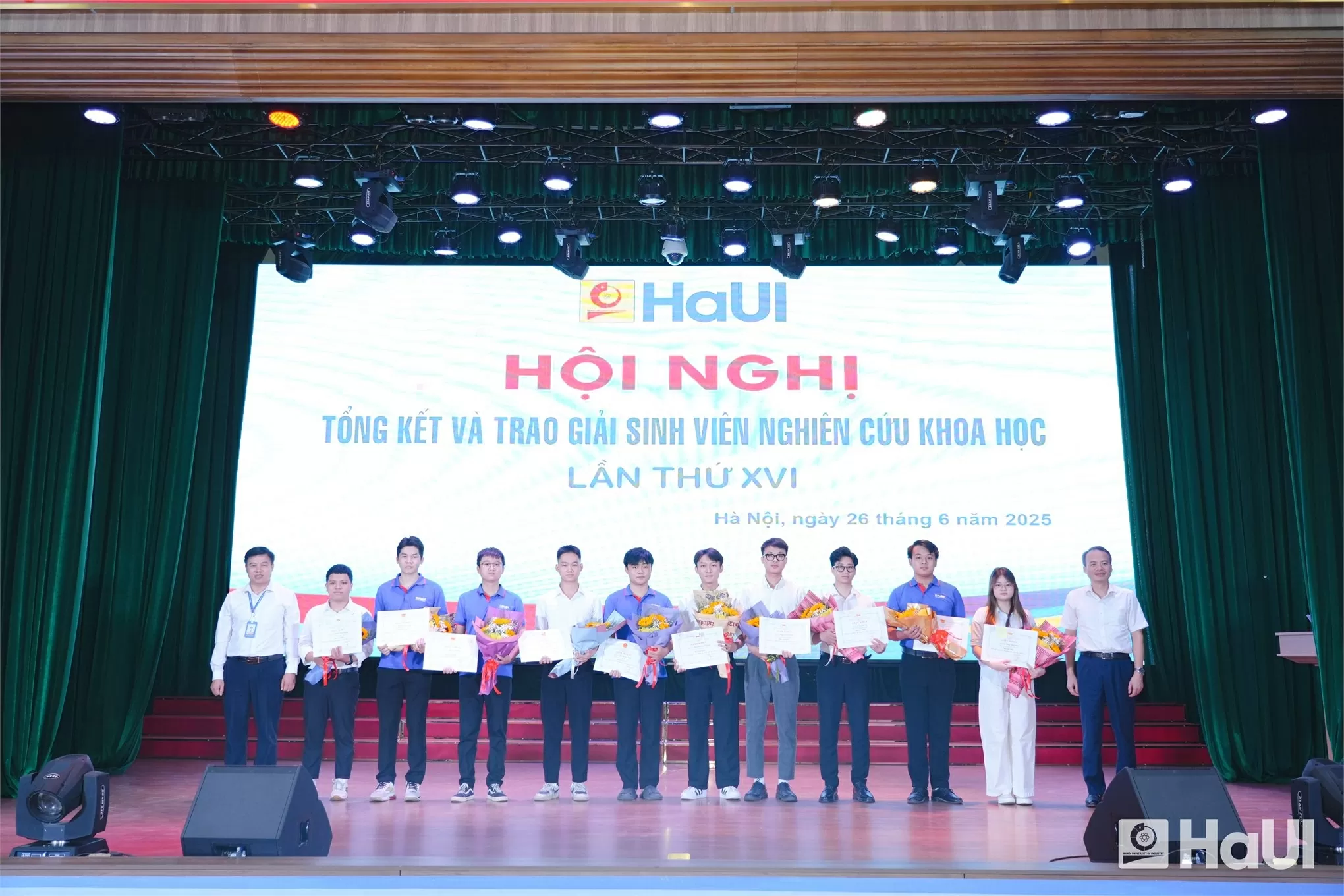 TS. Thân Thanh Sơn - Trưởng phòng Đào tạo và PGS.TS. Hoàng Tiến Dũng - Hiệu trưởng Trường Cơ khí - Ô tô trao các giải Nhất cho sinh viên Trường Cơ khí - Ô tô, thuộc các lĩnh vực Công nghệ kỹ thuật cơ khí và Công nghệ kỹ thuật ô tô. TS. Thân Thanh Sơn - Trưởng phòng Đào tạo và PGS.TS. Hoàng Tiến Dũng - Hiệu trưởng Trường Cơ khí - Ô tô trao các giải Nhất cho sinh viên Trường Cơ khí - Ô tô, thuộc các lĩnh vực Công nghệ kỹ thuật cơ khí và Công nghệ kỹ thuật ô tô.