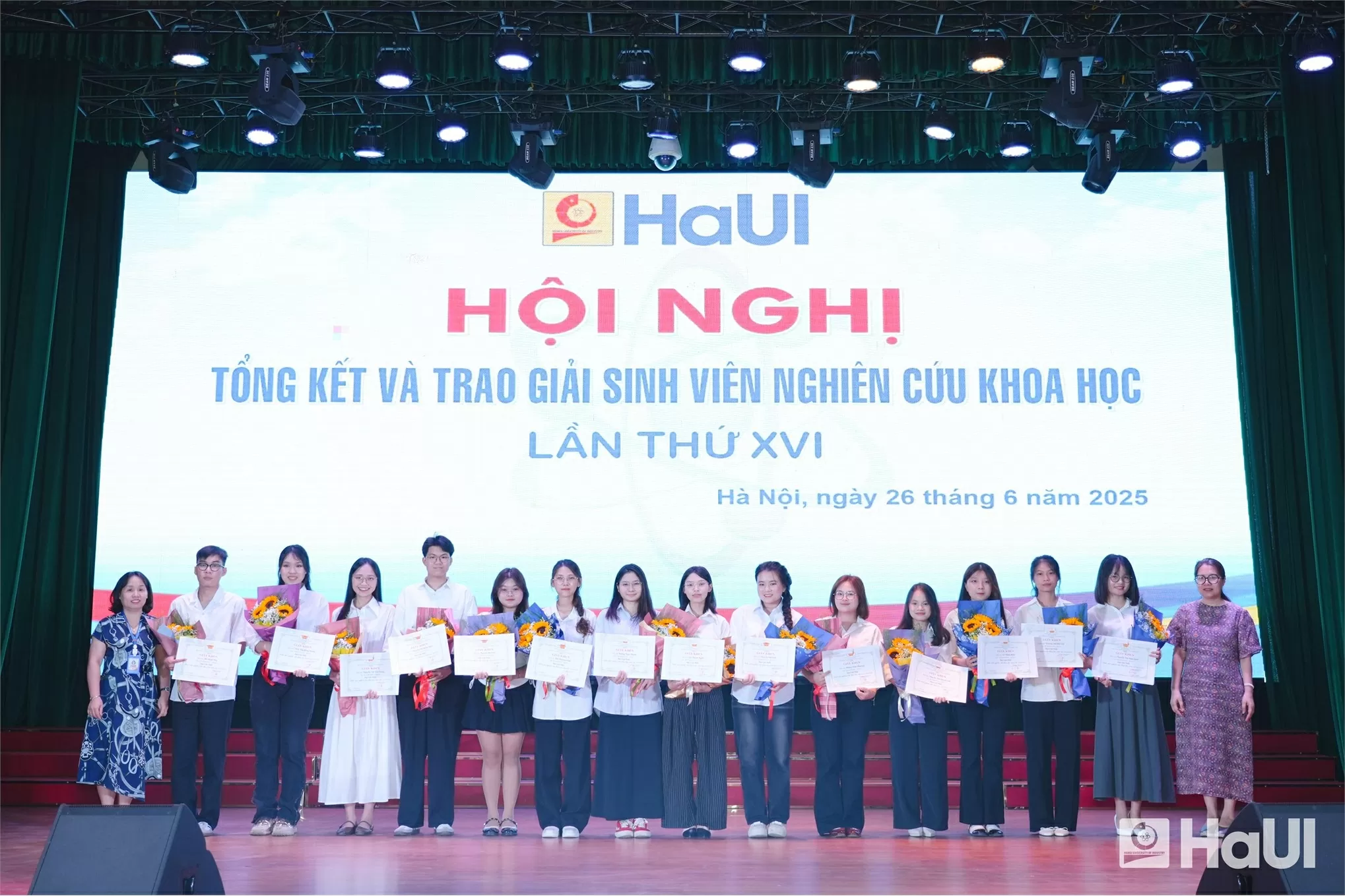 PGS.TS. Phạm Thị Mai Hương - Trưởng khoa Công nghệ Hóa và PGS.TS. Nguyễn Thị Lệ - Trưởng khoa Công nghệ May và Thiết kế Thời trang trao các giải Nhất cho sinh viên thuộc khối ngành Trường Ngoại ngữ - Du lịch, Khoa Công nghệ Hóa, Khoa Công nghệ May và Thiết kế Thời trang. PGS.TS. Phạm Thị Mai Hương - Trưởng khoa Công nghệ Hóa và PGS.TS. Nguyễn Thị Lệ - Trưởng khoa Công nghệ May và Thiết kế Thời trang trao các giải Nhất cho sinh viên thuộc khối ngành Trường Ngoại ngữ - Du lịch, Khoa Công nghệ Hóa, Khoa Công nghệ May và Thiết kế Thời trang.