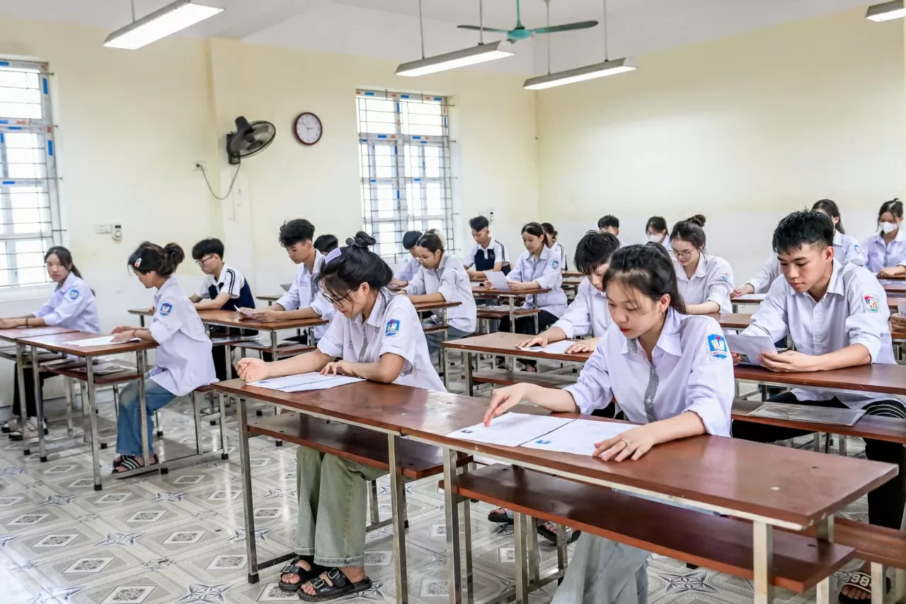 8.308 thí sinh bỏ thi, 5 em bị đình chỉ ở buổi thứ ba thi tốt nghiệp THPT 2025 8.308 thí sinh bỏ thi, 5 em bị đình chỉ ở buổi thứ ba thi tốt nghiệp THPT 2025