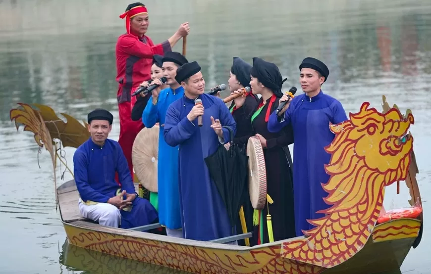 Hát quan họ trên thuyền phục vụ du khách tại Hội Lim. Ảnh: THANH TÙNG