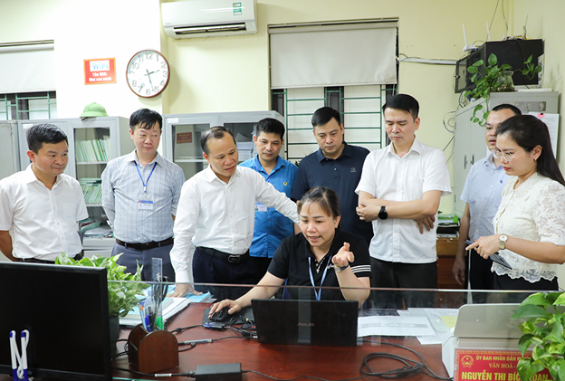 Cán bộ tại Trung tâm Phục vụ Hành chính công phường Nếnh vận hành thử phần mềm giải quyết thủ tục hành chính. (Nguồn: bacgiang.gov)