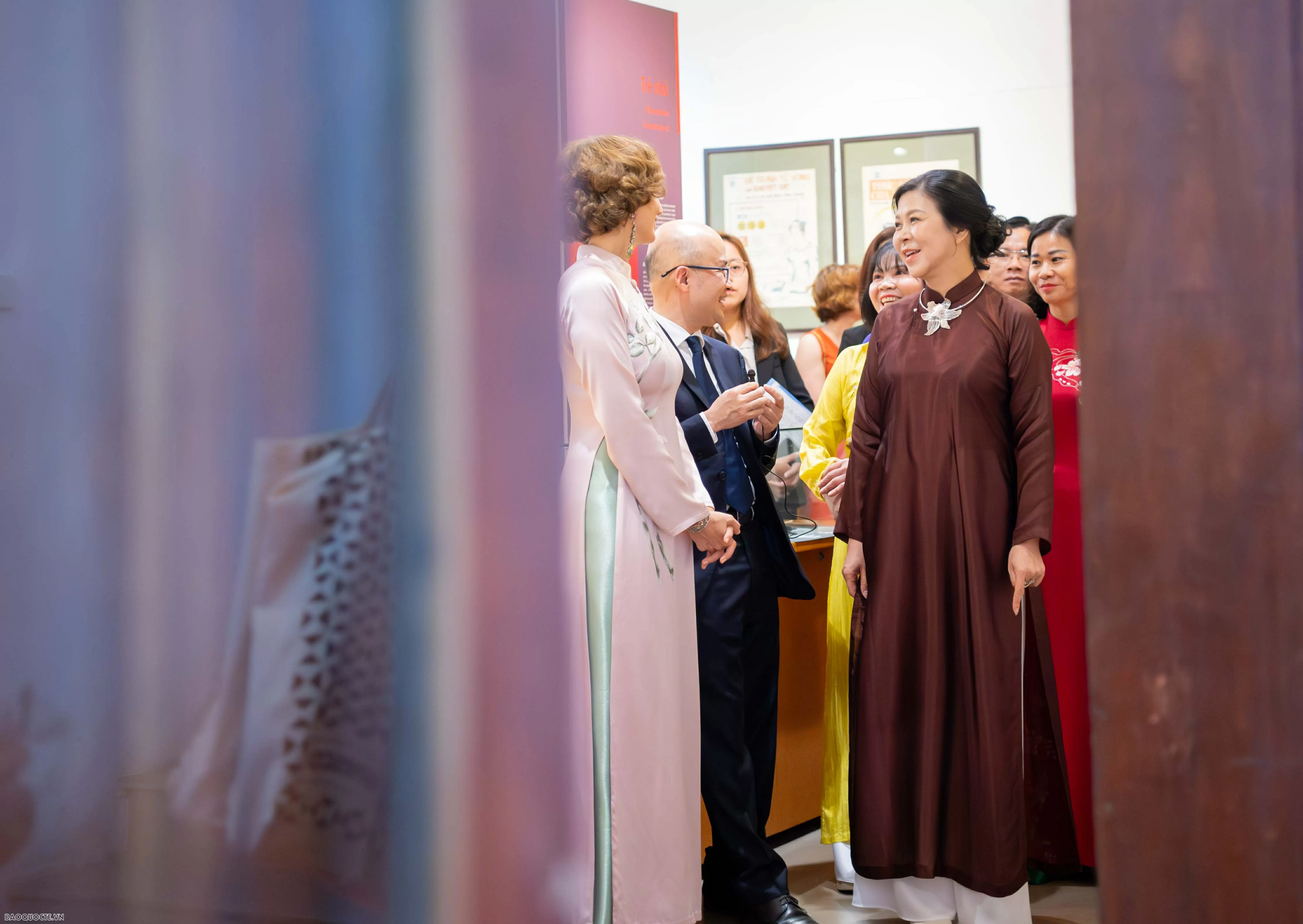 Phu nhân Tổng Bí thư Ngô Phương Ly và Tổng Giám đốc UNESCO Audrey Azoulay dự Triển lãm 'Chúng tôi CÓ THỂ'