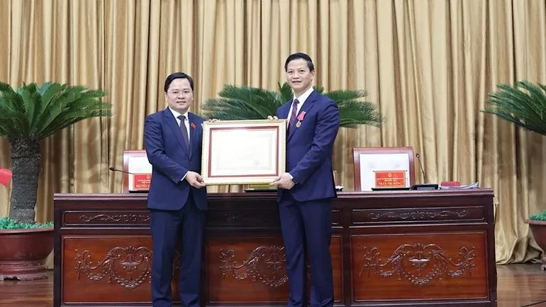 Thừa ủy quyền, Bí thư Tỉnh ủy Nguyễn Anh Tuấn trao Huân chương Lao động hạng Nhì tặng Chủ tịch Ủy ban nhân dân tỉnh Vương Quốc Tuấn. (Nguồn: Nhân dân)