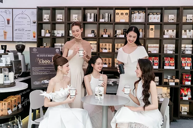 Hoa hậu Bảo Ngọc, Hoa hậu Thanh Thủy, Á hậu Ngọc Hằng, Á hậu Ngọc Thảo, Hoạ sĩ - nhà thiết kế Anh Thư trải nghiệm những ly cà phê tuyệt ngon tại Trung Nguyên E-Coffee - Mô hình đạt danh hiệu Thương hiệu mạnh ASEAN. Hoa hậu Bảo Ngọc, Hoa hậu Thanh Thủy, Á hậu Ngọc Hằng, Á hậu Ngọc Thảo, Hoạ sĩ - nhà thiết kế Anh Thư trải nghiệm những ly cà phê tuyệt ngon tại Trung Nguyên E-Coffee - Mô hình đạt danh hiệu Thương hiệu mạnh ASEAN.