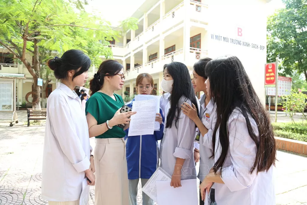 Thí sinh trao đổi bài thi với giáo viên sau buổi thi môn Ngữ văn tại điểm thi THPT Lý Nhân Tông. (Nguồn: Báo Bắc Ninh)
