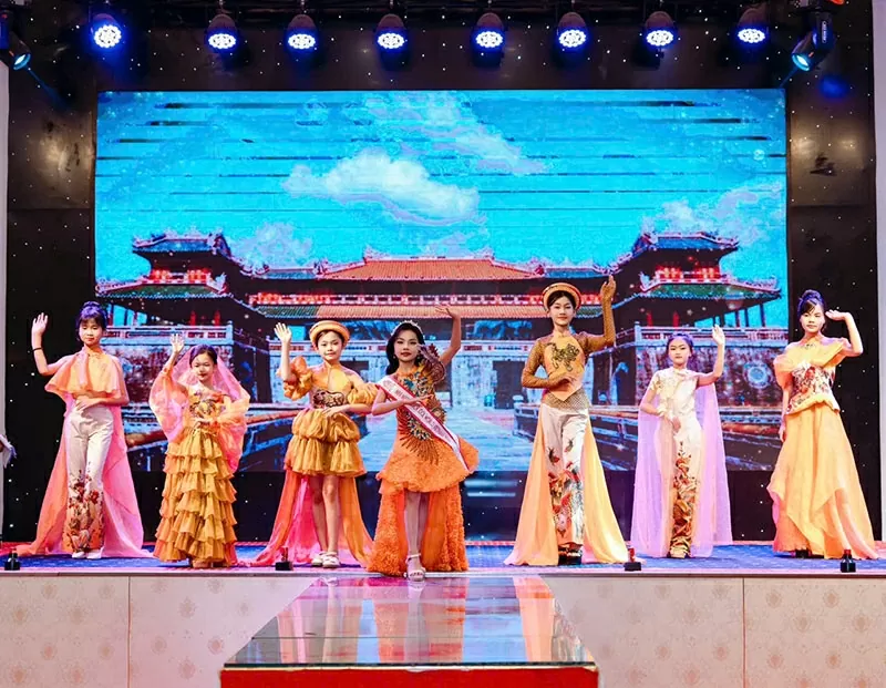 Minh Giang không ngừng tỏa sáng trên các sàn diễn thời trang đình đám, góp mặt trong nhiều bộ sưu tập của các nhà thiết kế danh tiếng, với phong thái trình diễn chuyên nghiệp và thần thái cuốn hút hiếm thấy ở độ tuổi thiếu nhi. Minh Giang không ngừng tỏa sáng trên các sàn diễn thời trang đình đám, góp mặt trong nhiều bộ sưu tập của các nhà thiết kế danh tiếng, với phong thái trình diễn chuyên nghiệp và thần thái cuốn hút hiếm thấy ở độ tuổi thiếu nhi.