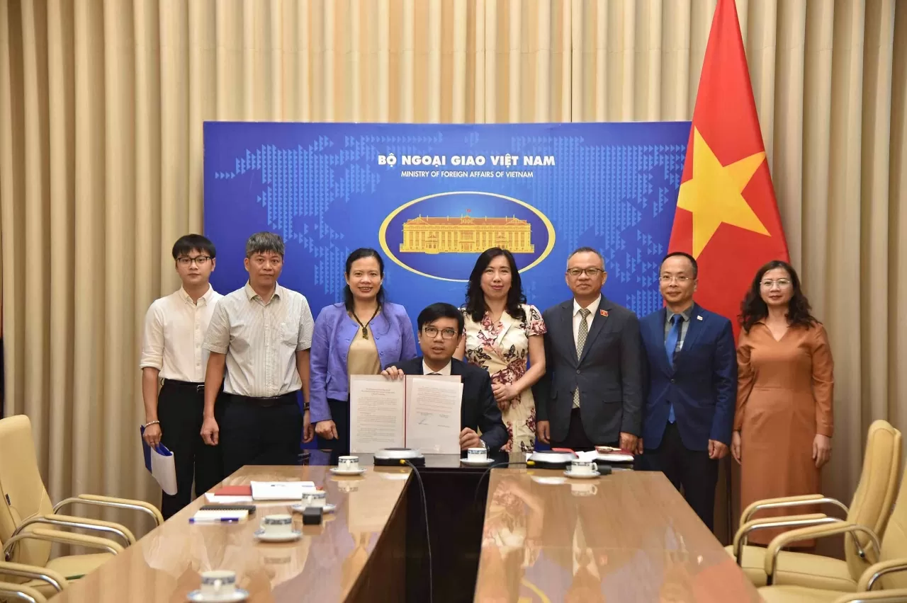 Lễ ký kết MoU giữa Báo Thế giới và Việt Nam với The Colombo Times tại điểm cầu Hà Nội. (Ảnh: Quang Hòa)