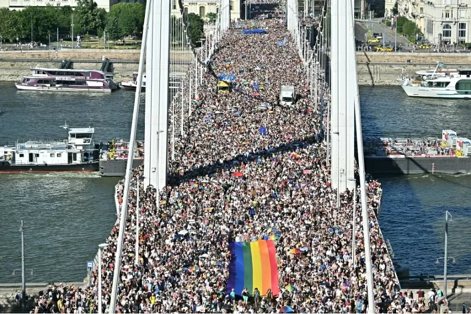 Bất chấp lệnh cấm của chính phủ Thủ tướng Orbán, diễu hành ở Budapest trên quy mô lớn hơn bao giờ hết. (Nguồn: NYT)