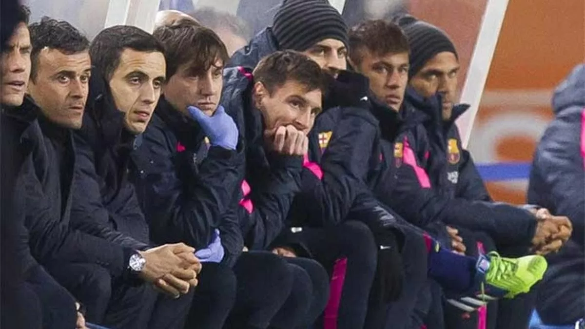 Messi ngồi dự bị tại Anoeta tháng Giêng 2015. Ảnh: Sport