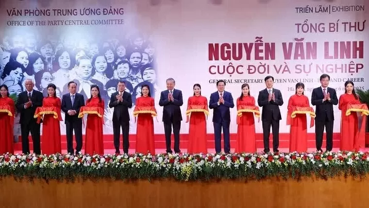 Top leader attends opening of exhibition on late leader
