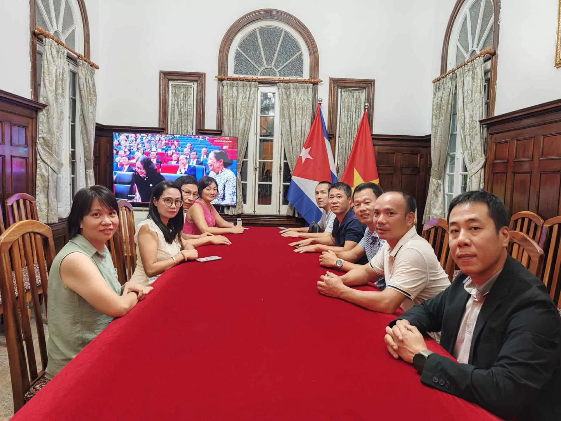 Các cơ quan đại diện Việt Nam ở nước ngoài theo dõi Lễ công bố các nghị quyết, quyết định về sáp nhập đơn vị hành chính