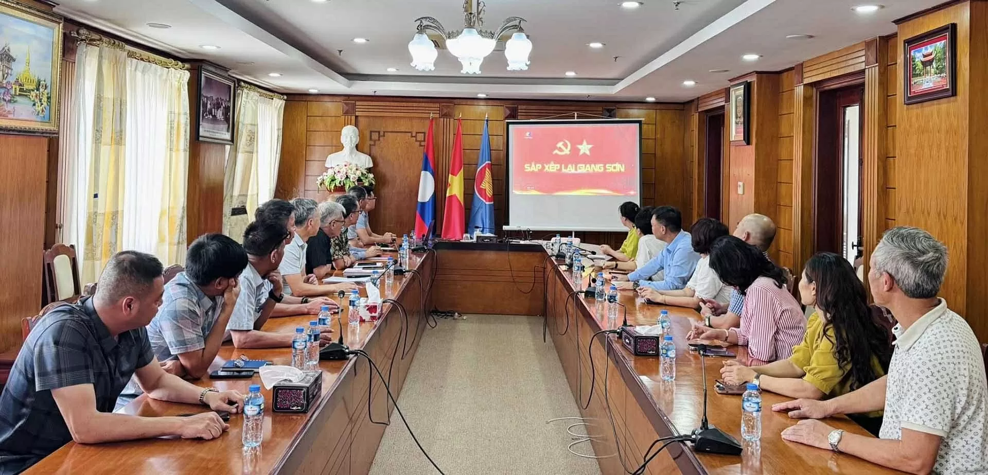 Các cơ quan đại diện Việt Nam ở nước ngoài theo dõi Lễ công bố các nghị quyết, quyết định về sáp nhập đơn vị hành chính Các cơ quan đại diện Việt Nam ở nước ngoài theo dõi Lễ công bố các nghị quyết, quyết định về sáp nhập đơn vị hành chính