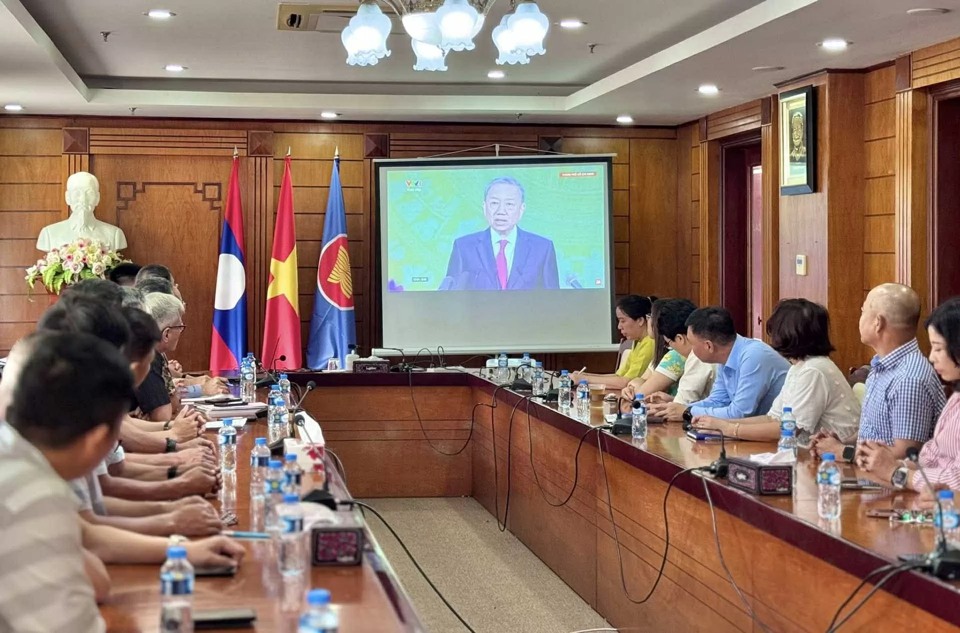 Các cơ quan đại diện Việt Nam ở nước ngoài theo dõi Lễ công bố các nghị quyết, quyết định về sáp nhập đơn vị hành chính