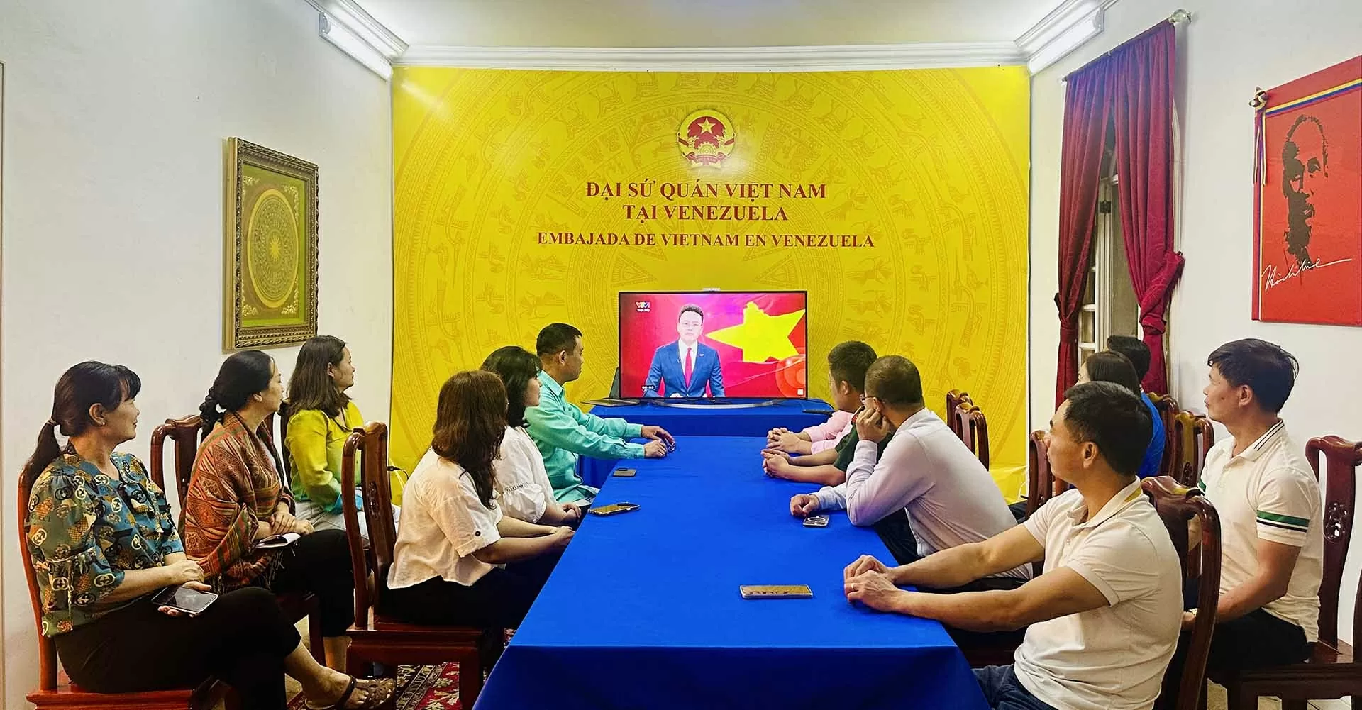 Các cơ quan đại diện Việt Nam ở nước ngoài theo dõi Lễ công bố các nghị quyết, quyết định về sáp nhập đơn vị hành chính