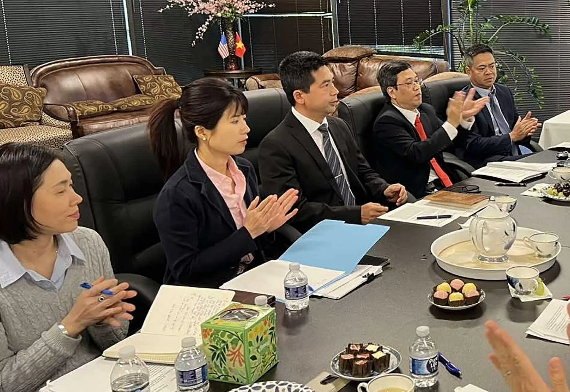 Các cơ quan đại diện Việt Nam ở nước ngoài theo dõi Lễ công bố các nghị quyết, quyết định về sáp nhập đơn vị hành chính