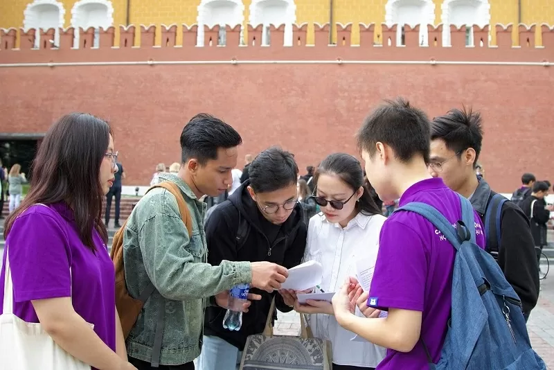 Tuổi trẻ Việt Nam tại Nga với hành trình tri ân lịch sử 'Theo dấu chân Bác'