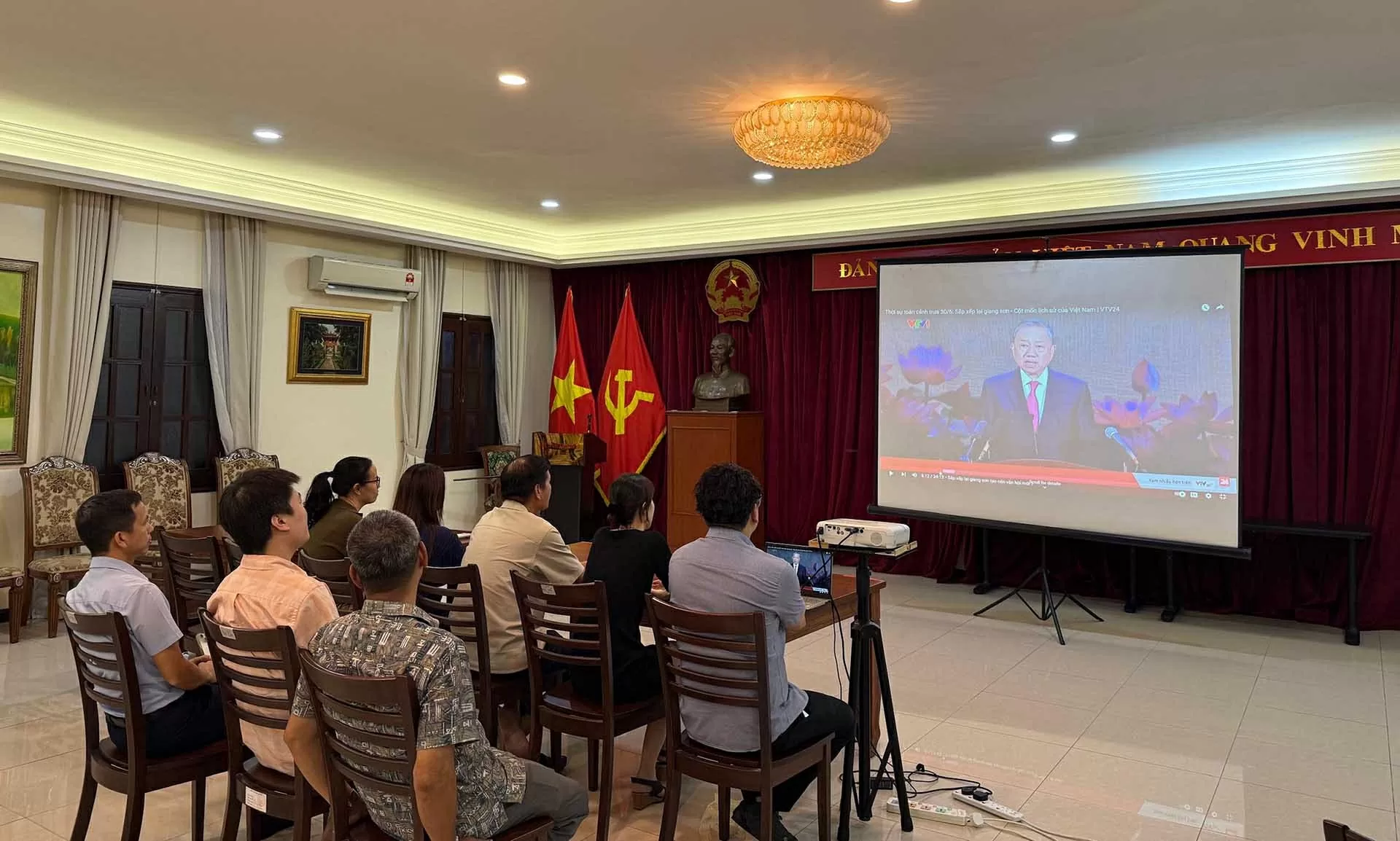 Đại sứ quán Việt Nam tại các nước theo dõi bản tin đặc biệt và cầu truyền hình ‘Sắp xếp lại giang sơn’