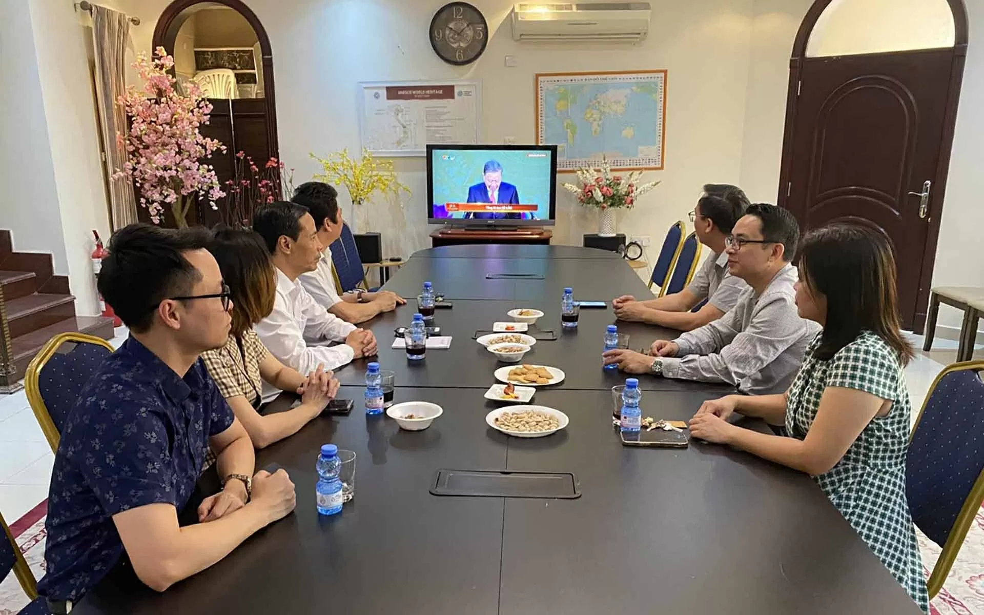 Đại sứ quán Việt Nam tại các nước theo dõi bản tin đặc biệt và cầu truyền hình ‘Sắp xếp lại giang sơn’