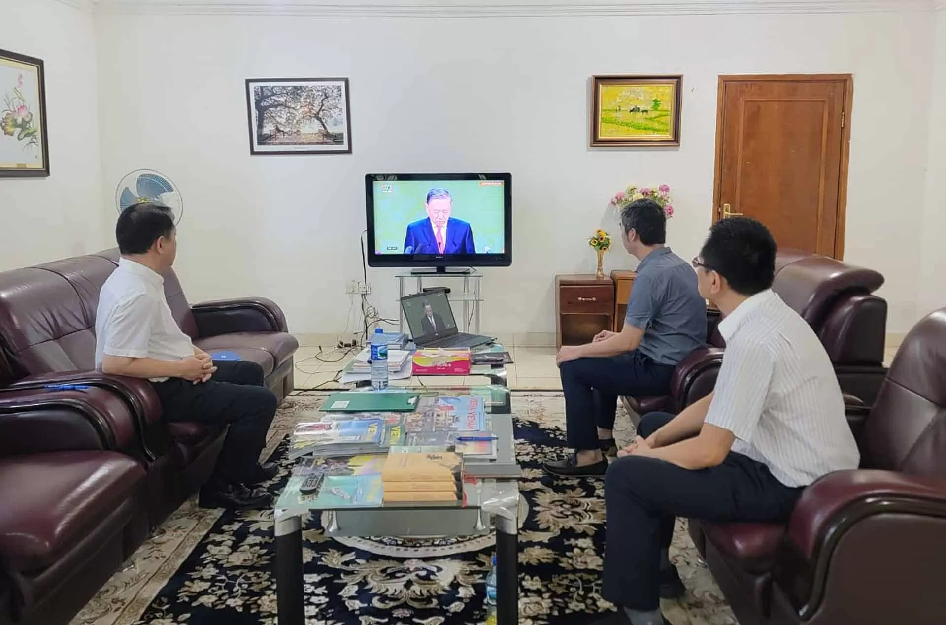 Đại sứ quán Việt Nam tại các nước theo dõi bản tin đặc biệt và cầu truyền hình ‘Sắp xếp lại giang sơn’