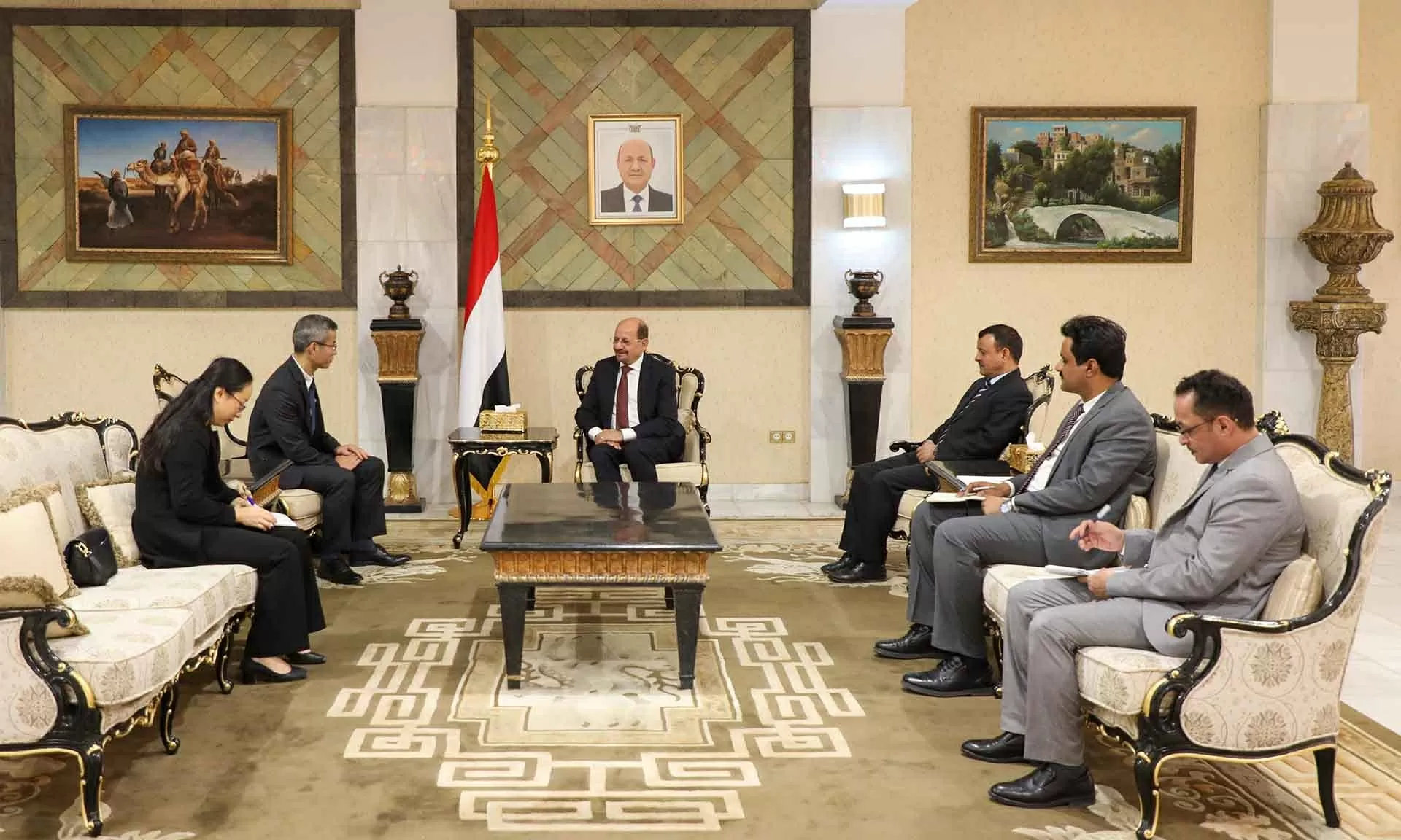 Đại sứ Hoàng Hữu Anh trình bản sao Thư ủy nhiệm lên Bộ trưởng Ngoại giao Yemen