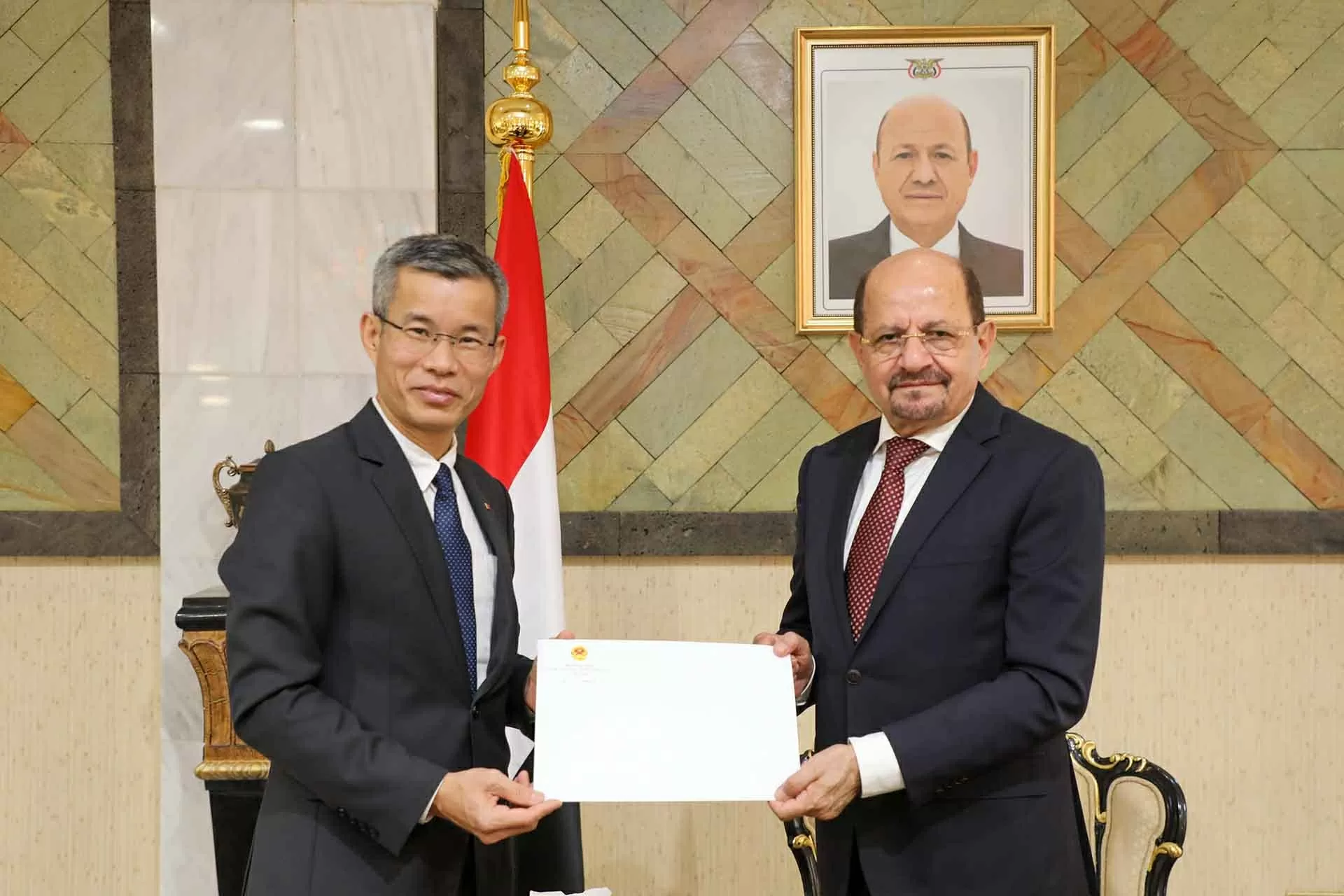 Đại sứ Hoàng Hữu Anh trình bản sao Thư ủy nhiệm lên Bộ trưởng Ngoại giao Yemen