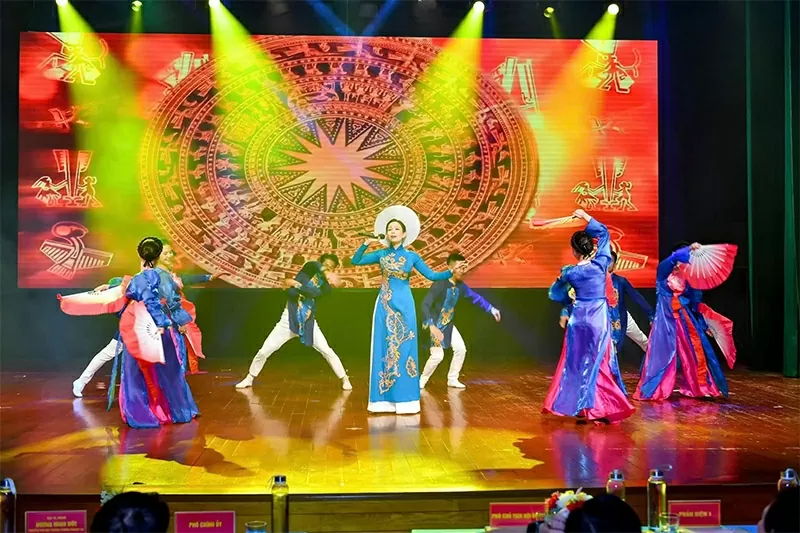 NSƯT Hương Giang đã để lại những ấn tượng đặc biệt trong giảng dạy, nghiên cứu và thực hành biểu diễn ca khúc mang âm hưởng dân ca