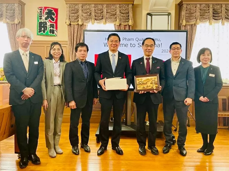 Hiệp Hội người Việt Nam tại Saitama tặng quà cho Phó Thống đốc tỉnh Saitama và Đại sứ Phạm Quang Hiệu.