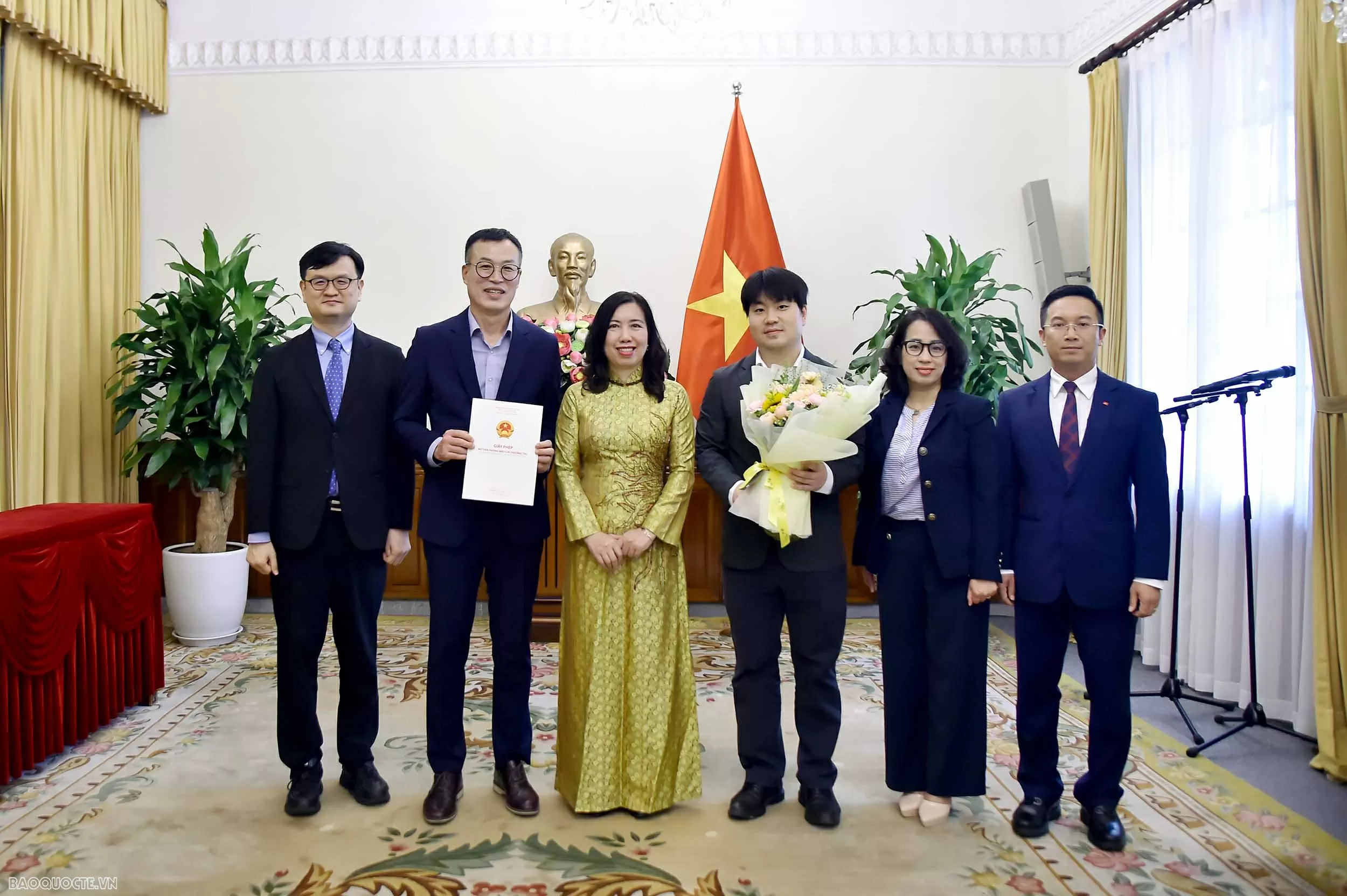 Deputy FM Le Thi Thu Hang presented license to RoK’s Financial News to open bureau in Vietnam