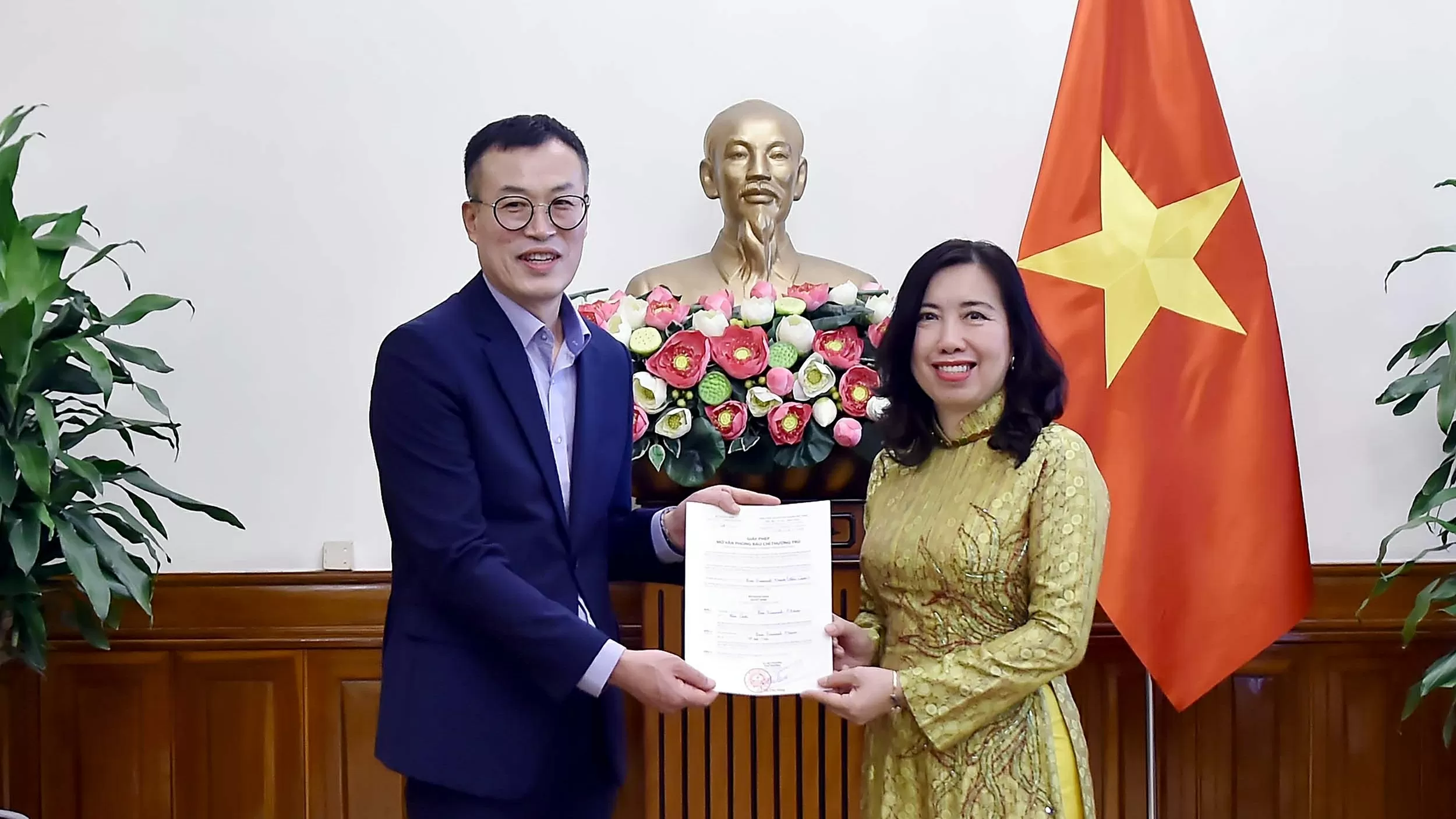 Deputy FM Le Thi Thu Hang presented license to RoK’s Financial News to open bureau in Vietnam
