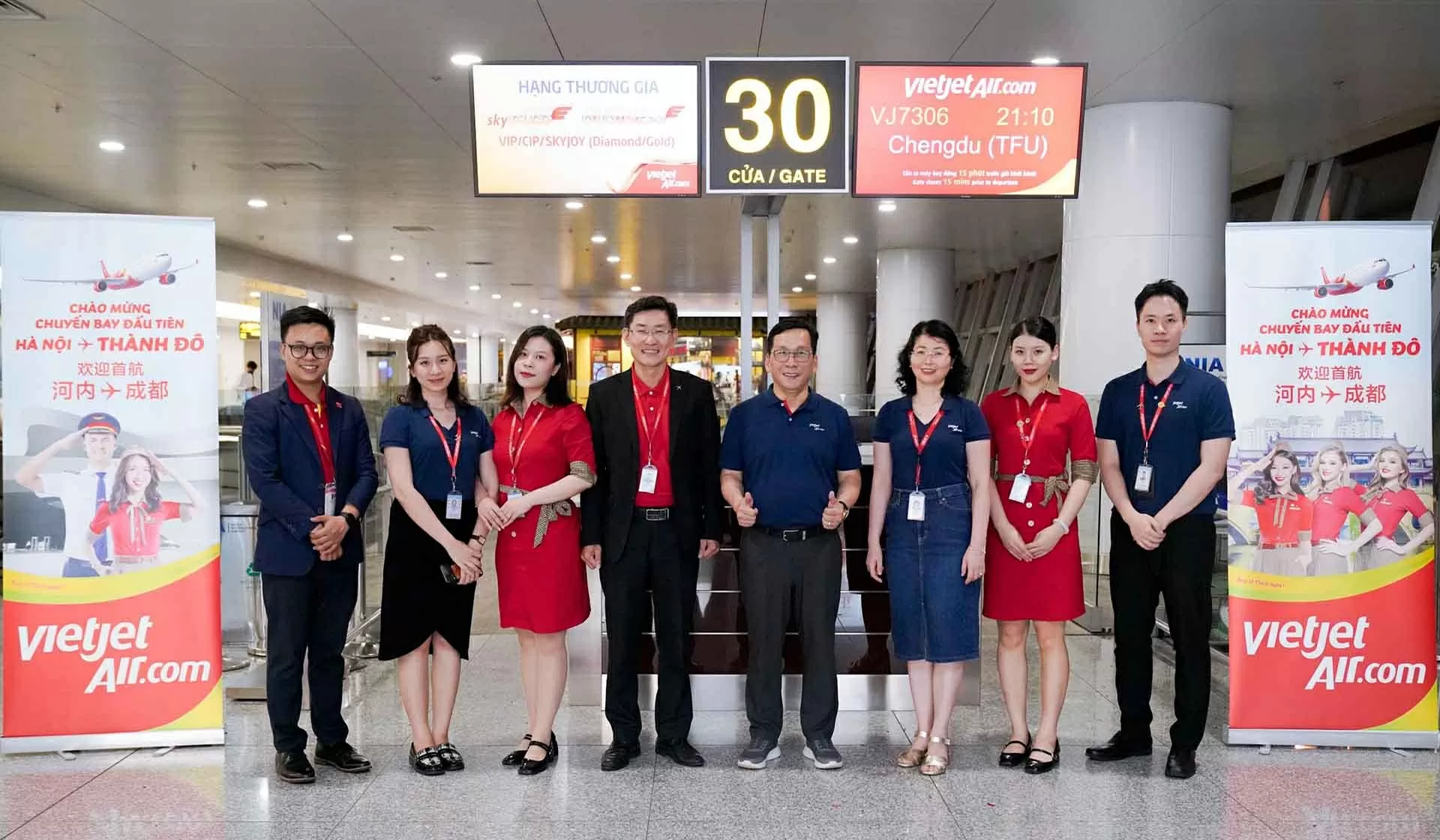 Lãnh đạo Vietjet chào mừng chuyến bay khai trương Hà Nội - Thành Đô cùng tổ bay và hành khách từ sân bay quốc tế Nội Bài