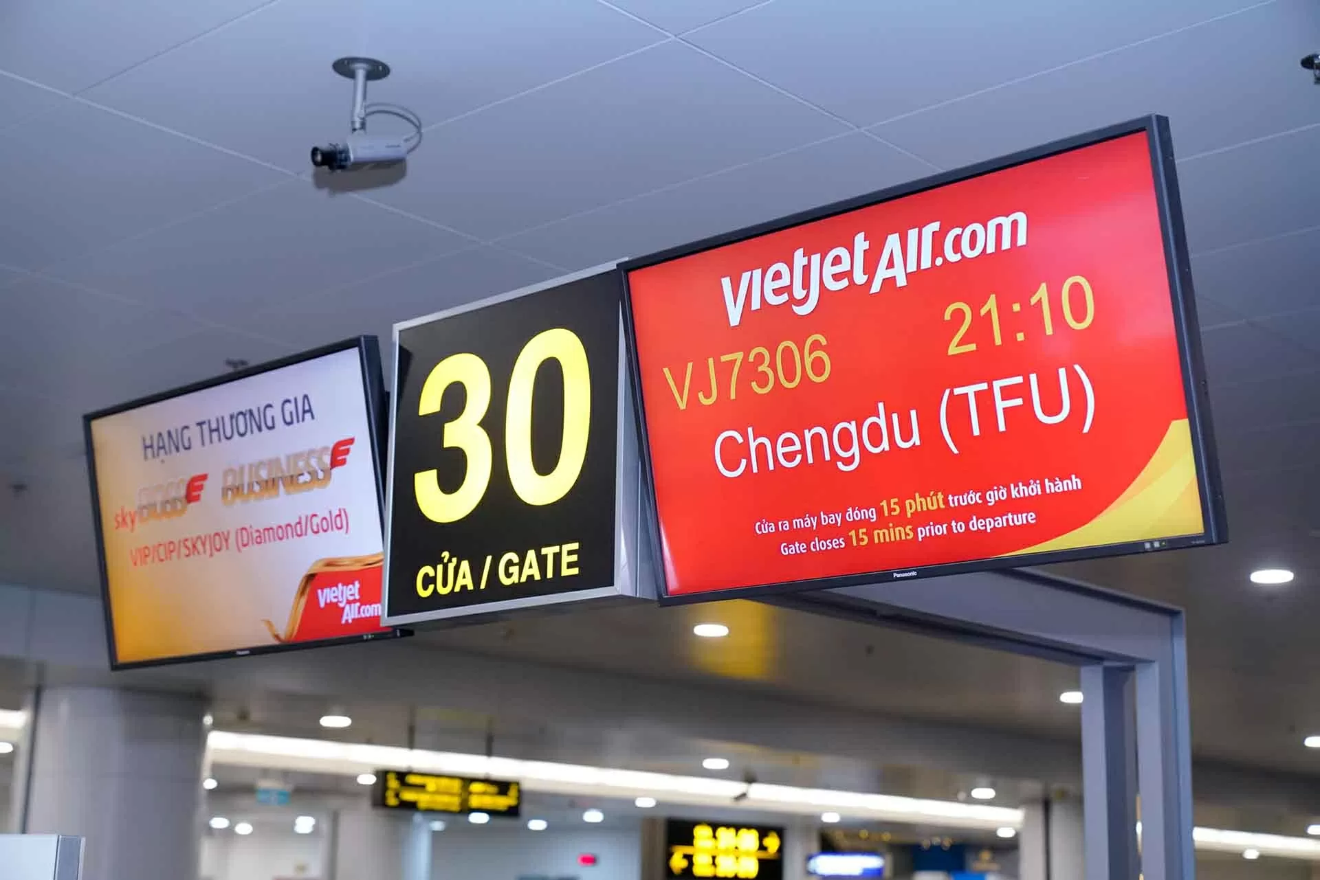 Những hành khách đầu tiên trên chuyến bay khai trương kết nối Hà Nội - Thành Đô