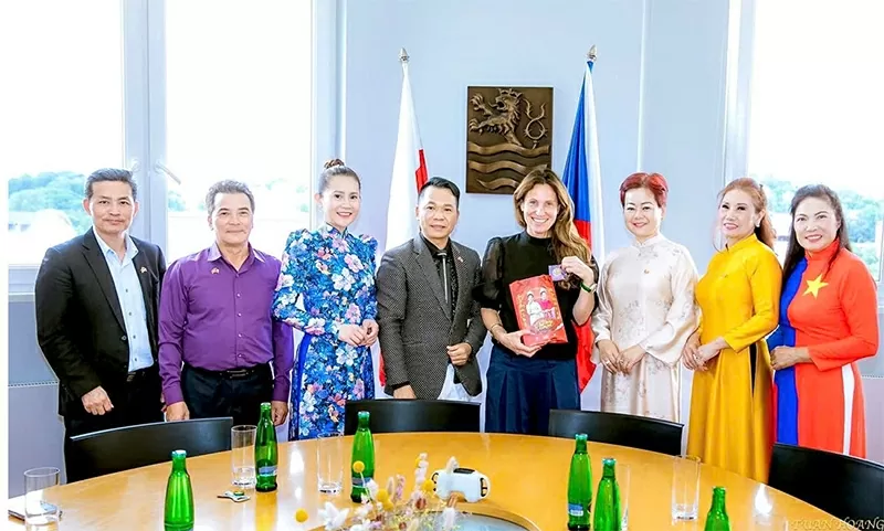 Ban Tổ chức Hoa hậu Áo dài Phu nhân gặp gỡ và làm việc với bà Andrea Pfeffer Ferklová – Thị trưởng thành phố điện ảnh Karlavy Vary.