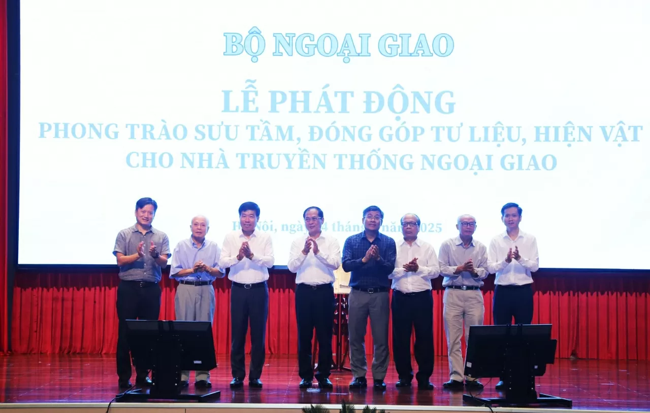 Phó Thủ tướng, Bộ trưởng Ngoại giao Bùi Thanh Sơn cũng các lãnh đạo Bộ Ngoại giao chụp ảnh lưu niệm cùng cán bộ hưu trí Phó Thủ tướng, Bộ trưởng Ngoại giao Bùi Thanh Sơn cũng các lãnh đạo Bộ Ngoại giao chụp ảnh lưu niệm cùng cán bộ hưu trí